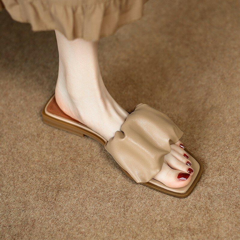 2023 baru sandal datar lipit wanita kulit serat mikro PU ujung persegi kualitas bagus wanita sandal luar ruangan kasual musim panas geser