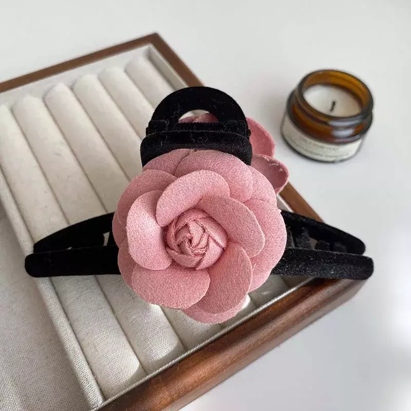 2024 jepit rambut cakar Rambut Camellia beludru merah muda Korea untuk wanita aksesori rambut hiasan kepala klip hiu bentuk bunga elegan Vintage