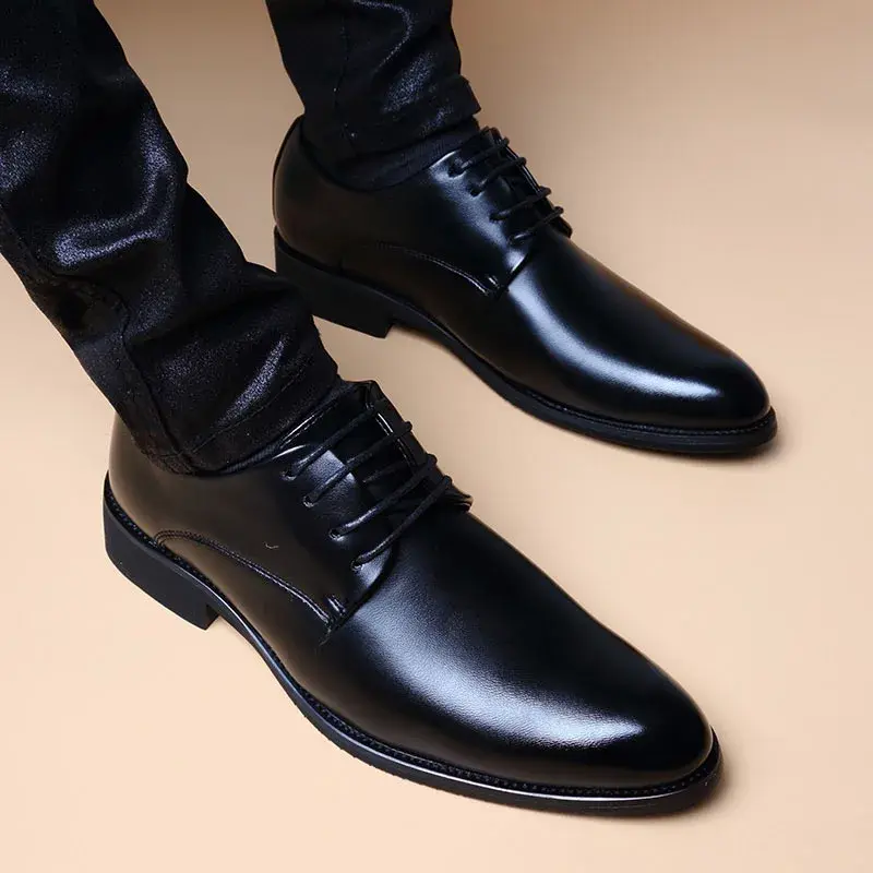 Мужские свадебные кожаные деловые мужские классические остроносые повседневные Молодежные туфли в британском стиле с внутренним усилением весны 2024 новое поступление