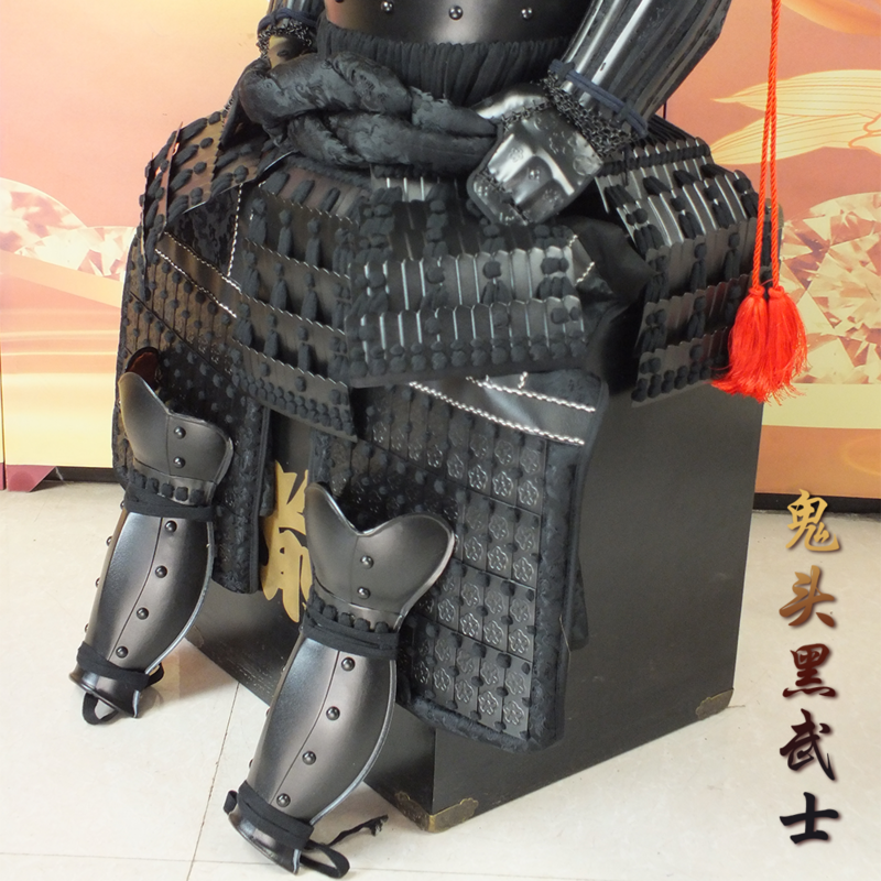 Японский самурайский доспех, старинные страны защиты, носимый головной призрак, черный воин, броня, шлем