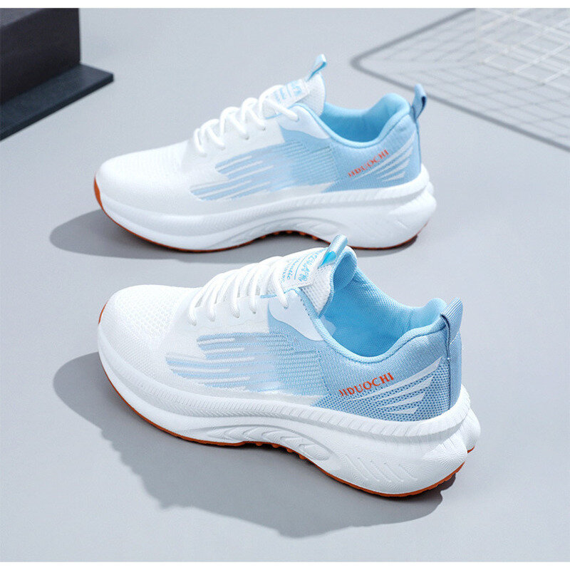Sepatu olahraga wanita, 2024 kecil putih sol tebal ringan kasual mode lari serbaguna musim panas bernapas sepatu jala bernapas