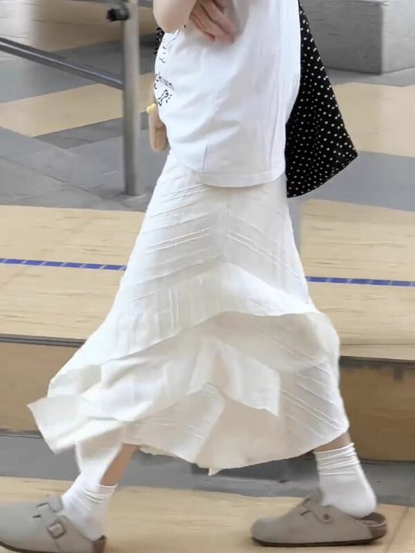 Skirt female spring 2024 new irregular lace design sense high waist fishtail white elastic waist long gentle wind skirt.