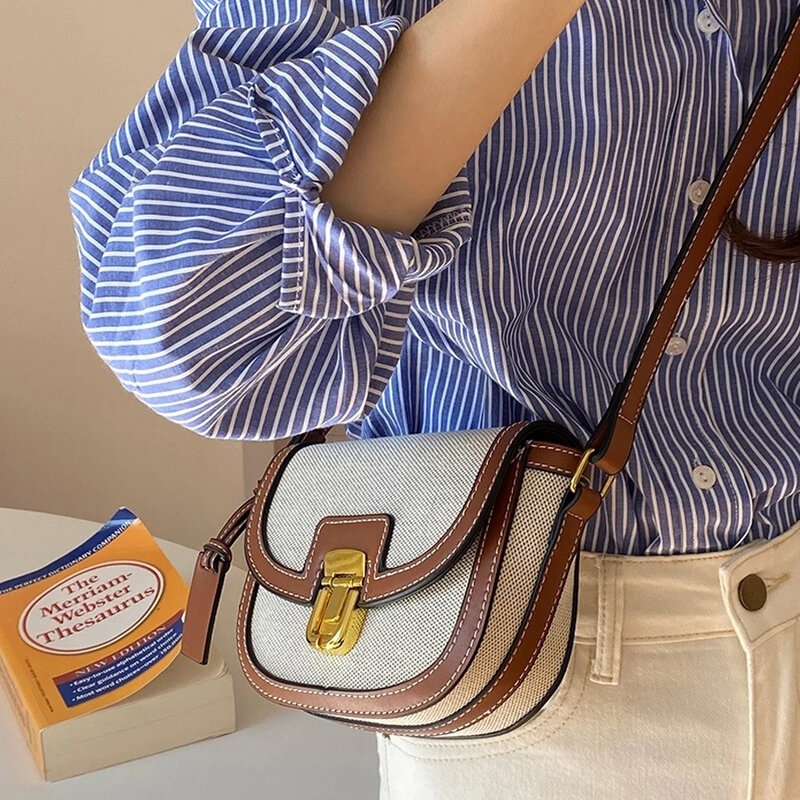 กระเป๋าอานม้าสะพายข้างผ้าแคนวาสสำหรับผู้หญิงแผงคอนทราสต์สไตล์ขนาดเล็กใหม่2023