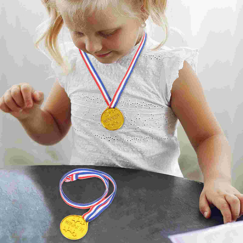 Zabawki z medalami dla dzieci dla dzieci na zawody sportowe wiszące medale zdobywca nagrody złote plastikowe zapałki imprezowe upominki piłkarskie