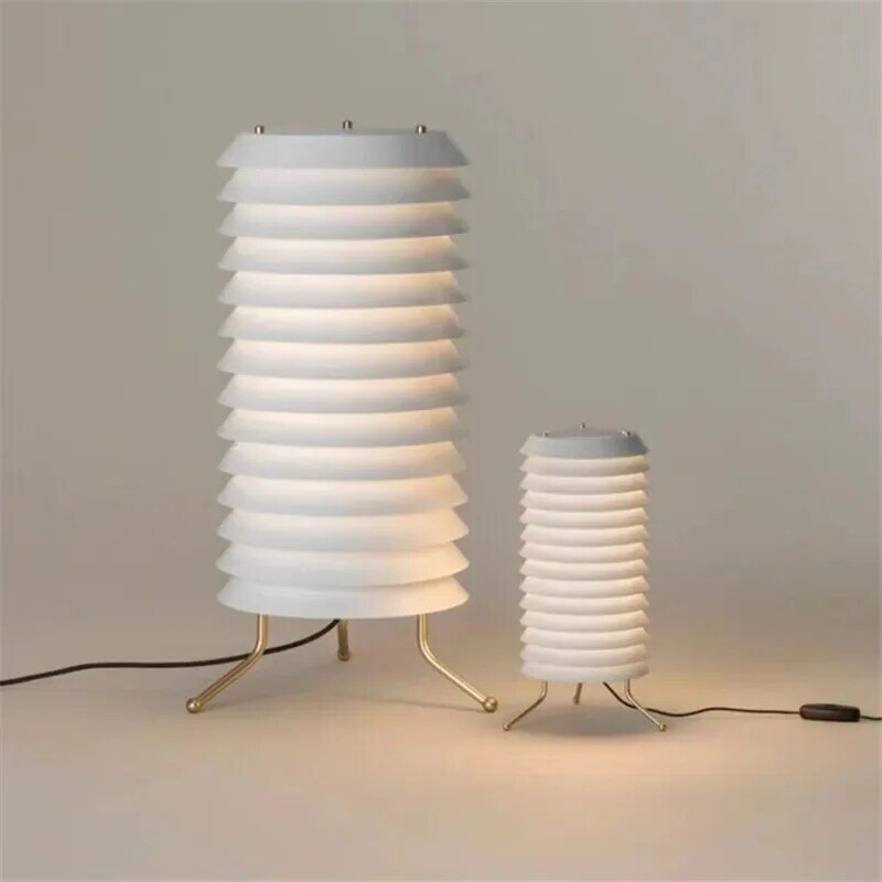 Moderne und minimalist ische mittelalter liche Stil nordische Design Lampe Wohnzimmer Retro Stehlampe Arbeits zimmer weiße Nachttisch lampe