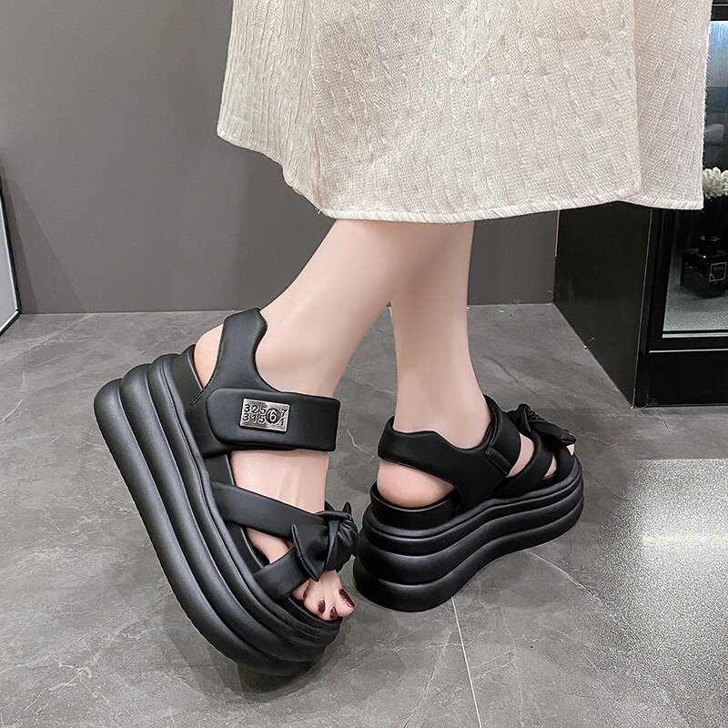 รองเท้าเสริมส้นสูงผู้หญิง2024ฤดูร้อนระบายอากาศได้ดี8เซนติเมตรรองเท้าผ้าใบหนังรองเท้าส้นตึกรองเท้าแตะ