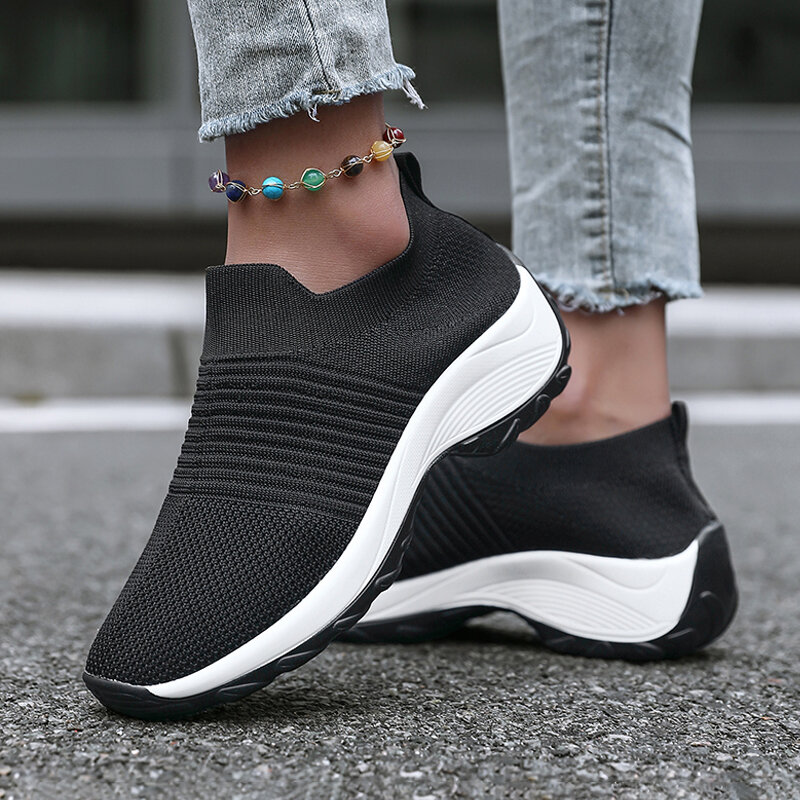 Sepatu Sneakers wanita, tren 2024 baru Fashion lari musim panas Mesh ringan malas tumit miring kasual nyaman sepatu vulkanisir
