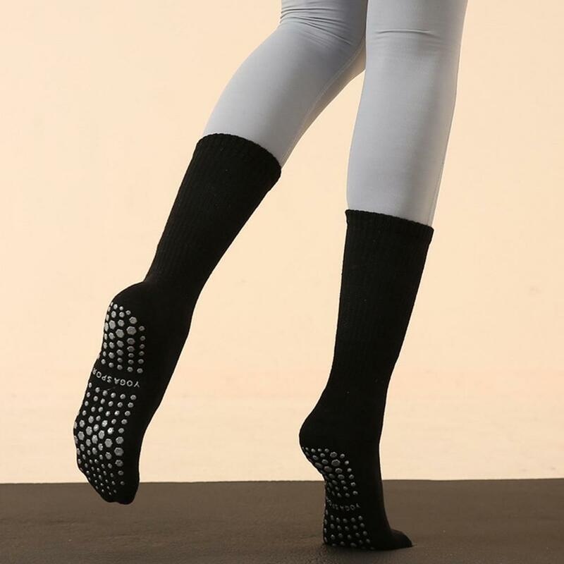 Rutsch feste Pilates-Socken Winter-Yoga-Socken für Frauen mit rutsch festem Partikel boden mit hoher Elastizität und mittlerer Waden länge für Pilates