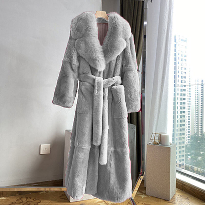 Женское зимнее меховое пальто с поясом и V-образным вырезом