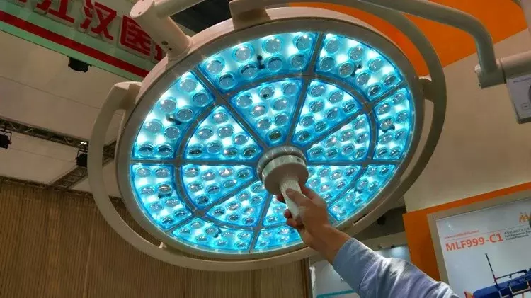 Światło awaryjne doprowadziło do pojedynczego lampa chirurgiczna demonstracyjnego w sali operacyjnej szpitala