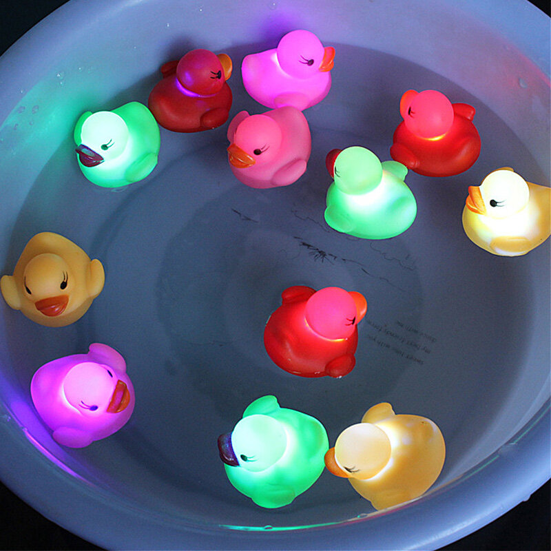 LED piscando pato de borracha para o bebê, bonito pato flutuador, brinquedos Squeeze, brinquedos de natação, presente de Natal infantil