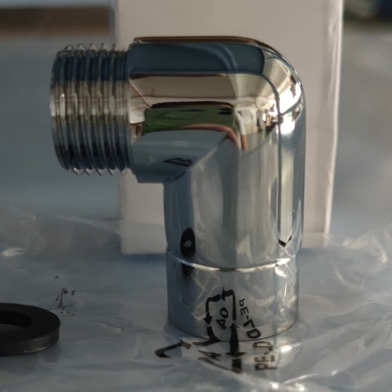 L'adaptateur résistant à haute pression à 90 degrés peut changer les connecteurs coudés du pommeau de douche
