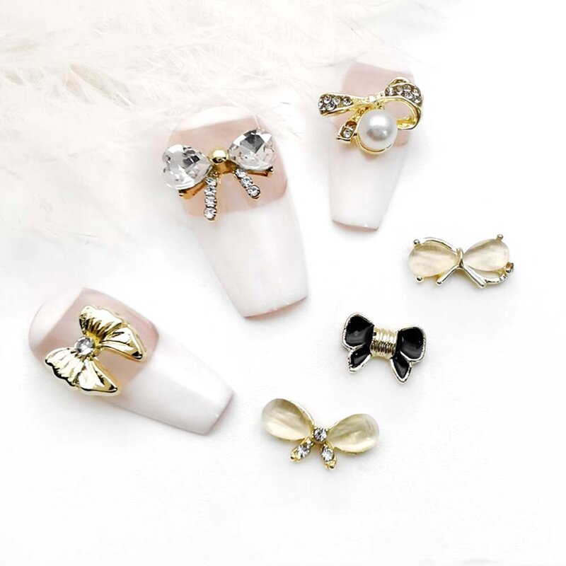 Conjunto de 10 acessórios de unhas em forma de gravata borboleta de liga de zinco 3D com decorações de cristal e strass, em forma de borboleta, opala, nó de laço dourado/prateado.