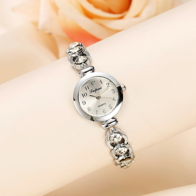 Fashion Women Watch Trend Simple Silvery Color Quartz Ladies Watches Diamond Round Wristwatch High Quality Clock Gifts New