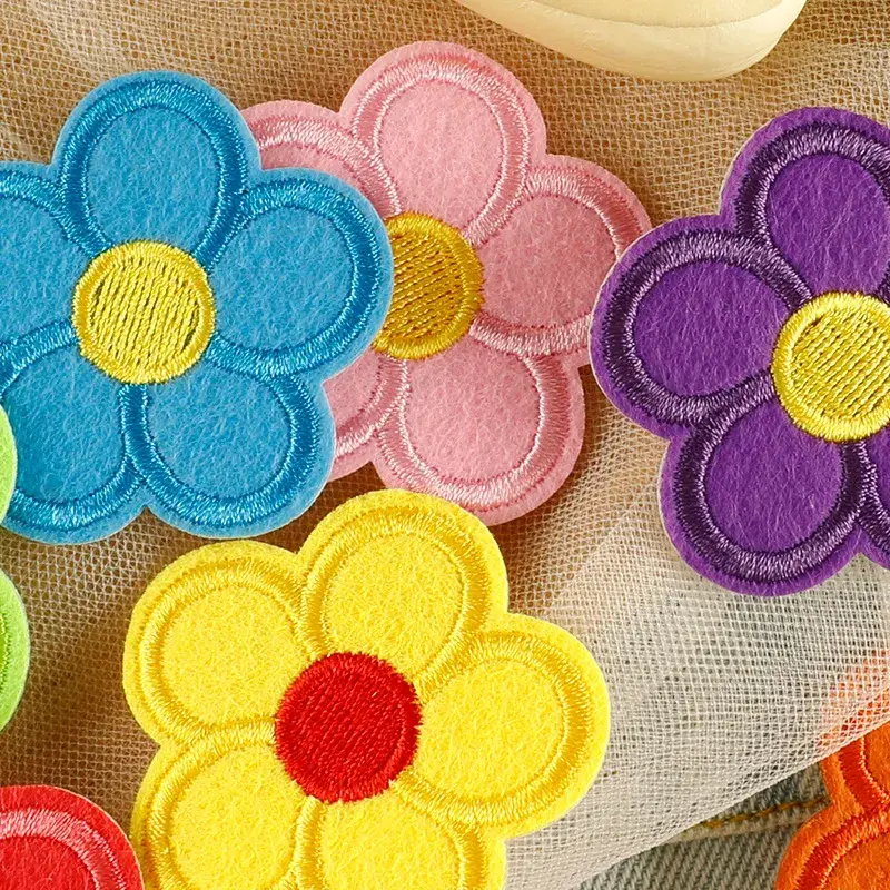 2024 nowe mała dekoracja z haftowanym kwiatem torebki naklejki DIY haftowane odznaki termoprzylepne żelazko na łatach torba na akcesoria tkaniny