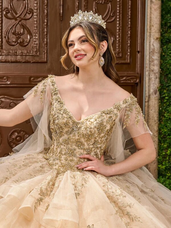 Klasyczne koronki aplikacje Quinceanrra suknie balowe błyszczące cekiny koraliki księżniczki z długim dekoltem w szpic