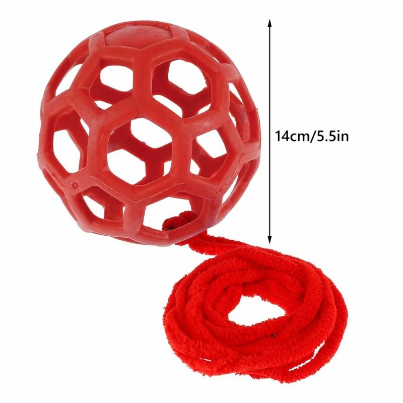 ลูกบอลขนม้าทรงกลมขนาด5.5นิ้วลูกบอลเลี้ยงม้าสีแดง/น้ำเงิน/เขียวอุปกรณ์ให้อาหารม้าของเล่นให้อาหารสัตว์เลี้ยงแบบแขวนทำจาก TPR แกะแพะแกะของเล่น