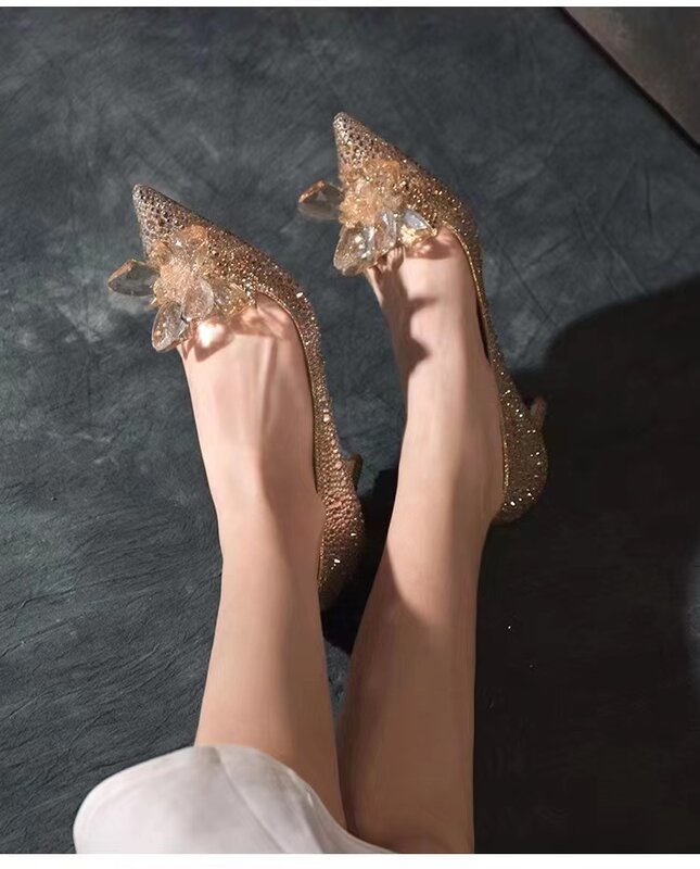 Роскошные блестящие женские туфли на высоком каблуке, привлекательные модные туфли-лодочки с острым носком, элегантные романтические женские свадебные туфли