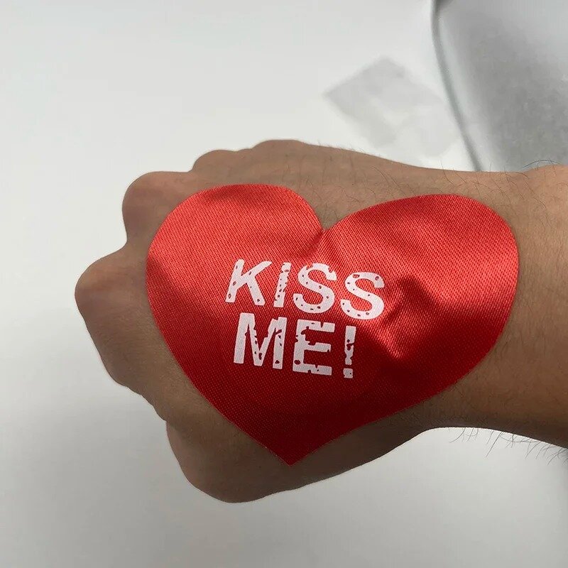 20 buah merah hati wanita Kiss Me bentuk merekat sendiri sekali pakai Satin puting penutup payudara Pasties stiker untuk pakaian tanpa tali