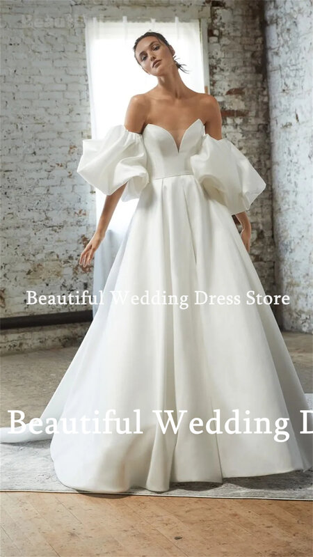 ชุดแต่งงานแบบเรียบง่ายสำหรับผู้หญิงชุดเดรสเปิดไหล่พร้อมดอกไม้ชุดเดรสผ้าซาตินสีขาวสำหรับเจ้าสาว