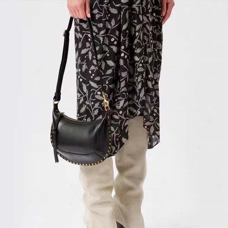 Bolso versátil de moda para mujer, bolsa de sillín de cuero de vaca, decoración con remaches, correa de hombro ajustable, bolso de hombro con cremallera
