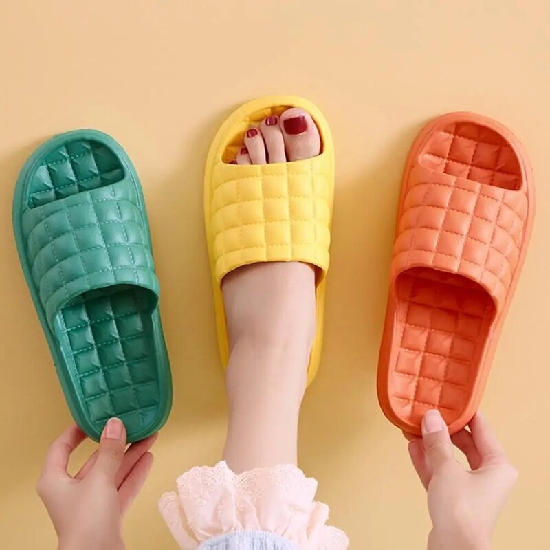 Zapatillas de ducha con patrón de rejilla para hombres y mujeres, toboganes de verano para el hogar, suministros de baño, zapatillas de playa, suela suave de EVA, Color sólido