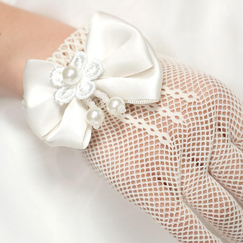Guanti corti da ragazza di fiori dolci guanti di perle di pizzo con fiocco in rete guanti eleganti di moda per bambini guanti decorazione per feste di matrimonio