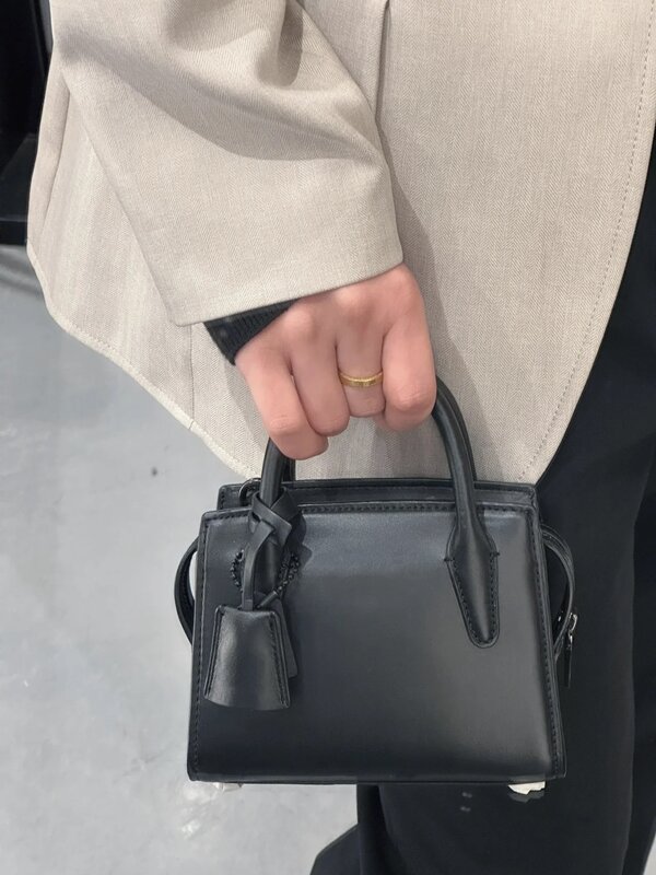 حقيبة مربعة صغيرة مشهورة عالية الجودة ، حقيبة كتف كروس بودي للسيدات ، أحدث حقيبة يد متميزة بلون واحد ، حقيبة حمل صغيرة لطيفة ، هدية