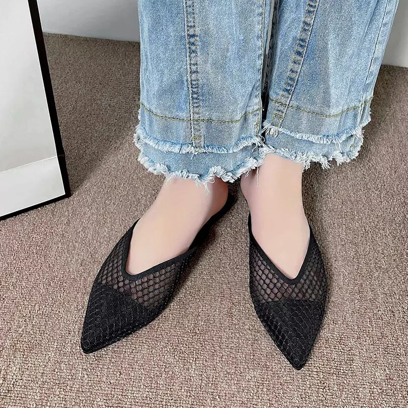 Summer Women's Pionted Toe Flat Slippers New Fashion Black Breathable Mesh Mules for Women Outdoor Women's Light Casual Slippes