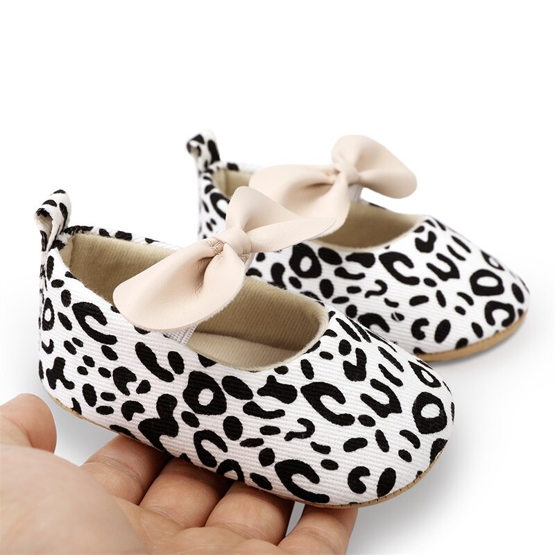 รองเท้าส้นเตี้ยสำหรับเด็กผู้หญิงทารกแบบแฟชั่น Mary Jane รองเท้ารองเท้าชุดเดรสเจ้าหญิงโบว์แบบผูกกันลื่นสำหรับเด็กทารกเสือดาว