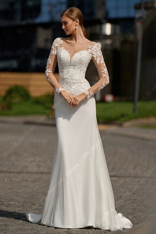 Платье свадебное атласное с длинным рукавом и кружевной аппликацией