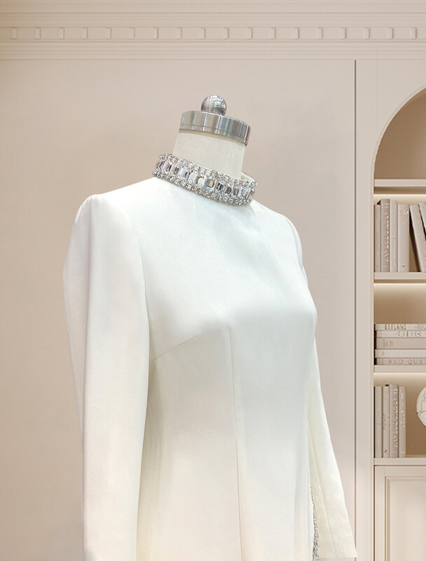 فستان رقبة مستديرة مخصص ، حافة قطري ، فستان بيج مطرز بالترتر الماسي ، متجر خياط
