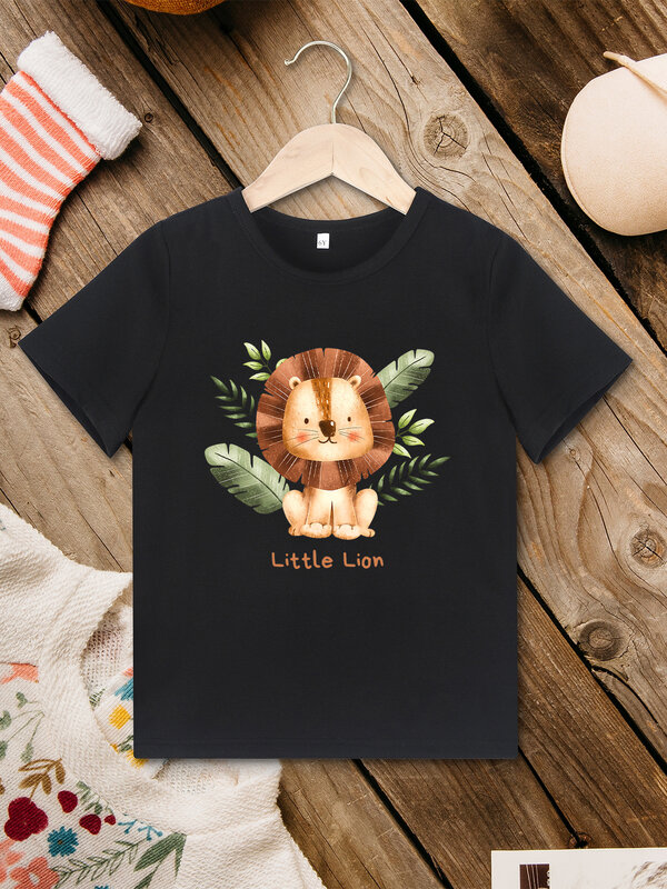 Little Lion Print T-shirt para crianças, roupas fofas dos desenhos animados, tecido respirável aconchegante, preto, ao ar livre, moda casual, menino, menina, verão