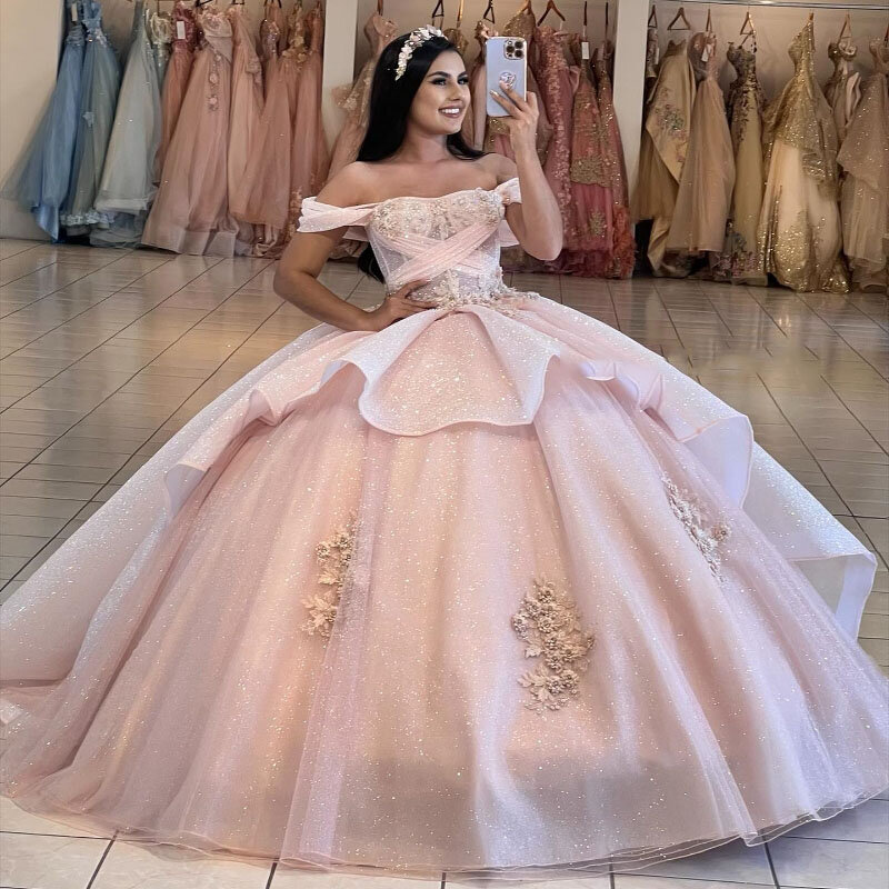 ANGELSBRIDEP gaun Quinceanera merah muda berkilau tali silang bunga 3D bahu terbuka gaun Tulle pesta ulang tahun 15 Anos