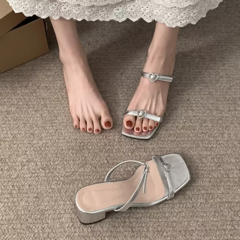 2024 nowy letni błyszczący kryształ górski kobiety kapcie Sexy wąskie paski z wystającym palcem slajdy buty damskie imprezowe sandały na grubym obcasie