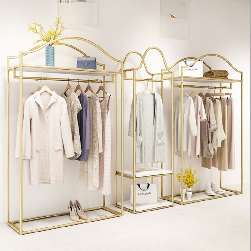 Niestandardowe, styl skandynawski półka ekspozycyjna odzieżowe stoją złote wieszak ze stali nierdzewnej do detalicznego sklepu odzieżowego