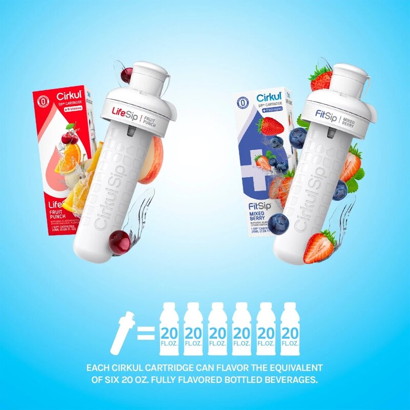 Cirkul Kit di avviamento per bottiglia d'acqua in plastica da 22 once con coperchio blu e 2 cartucce aromatizzate (punzone per frutta e bacche miste)