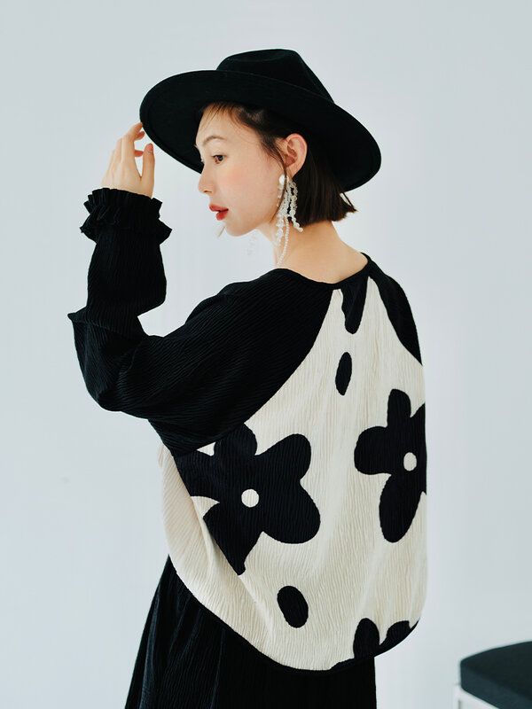 Imakokoni long-sleeved round neck pullover T-shirt floral pattern polka dot black patchwork pleated top for women 223828