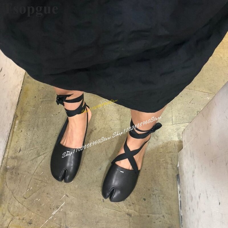 Туфли женские на плоской подошве, черные матовые кожаные сандалии с разрезом и шнуровкой, 2024