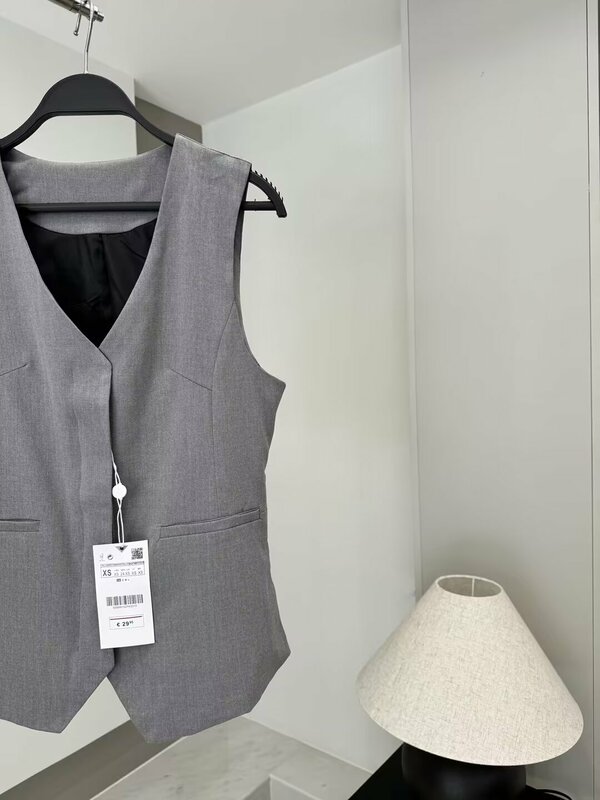 Women's spring 2024 new fashion short back asymmetrical vest retro V-neck women's suspender vest fashion top.
