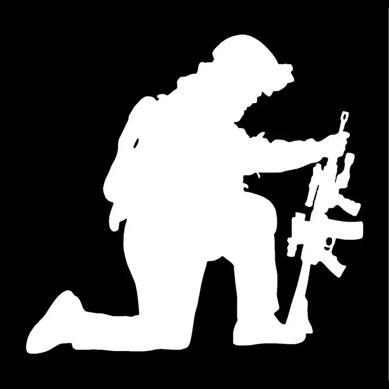 Żołnierz strzelanie naklejki samochodowe broń wojskowa karoseria naklejki winylowe naklejki samochodowe akcesoria zewnętrzne akcesoria 16*15.2cm