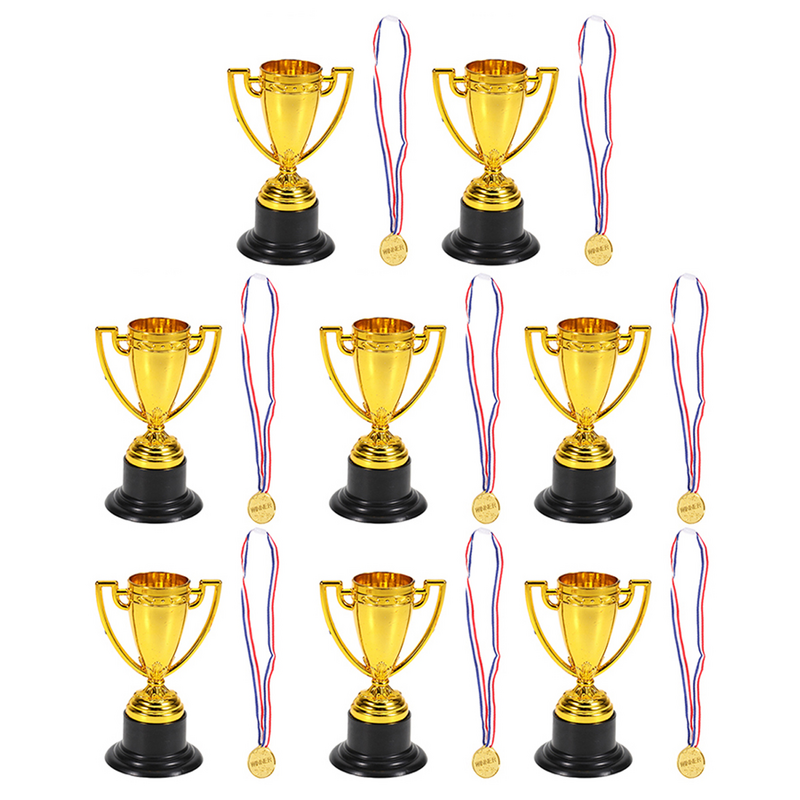 جوائز بلاستيكية صغيرة للأطفال ، جوائز صغيرة ، هدية ذهبية ، 8 جوائز + 8 ميداليات ، 16 من من الجوائز