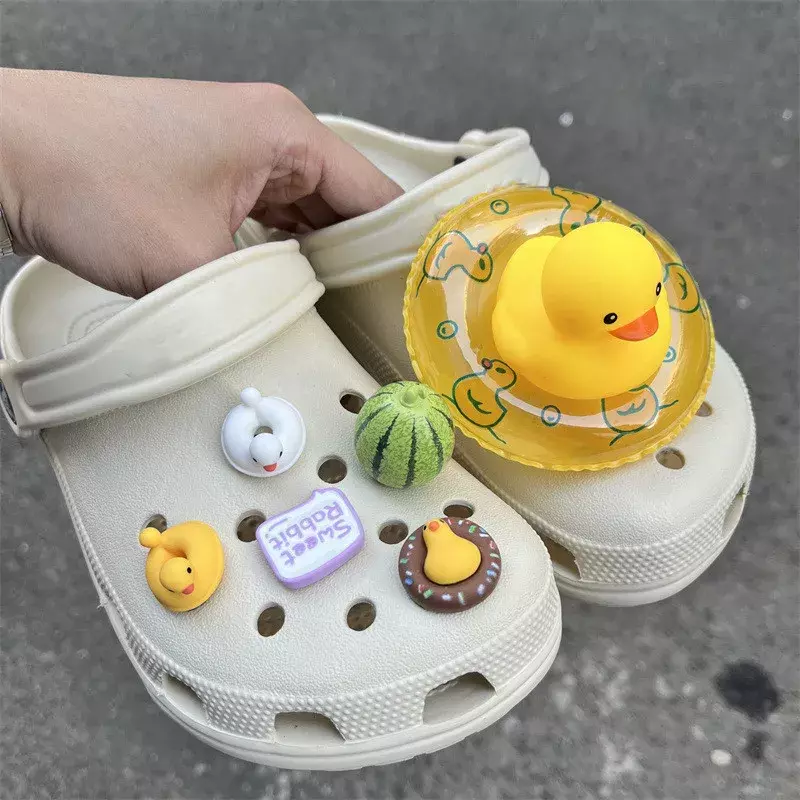 Ganzes Set heißer Verkauf DIY Schuhe Charms für kleine gelbe Enten loch Schuh Charms Designer Qualität Gartens chuh Dekoration Mädchen Geschenk