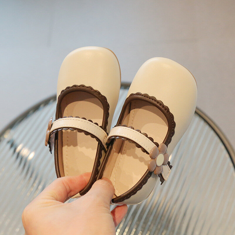 Детские кожаные туфли принцессы для девочек, модные дышащие повседневные туфли в Корейском стиле с милыми цветами и мягкой подошвой, весна-лето 2024