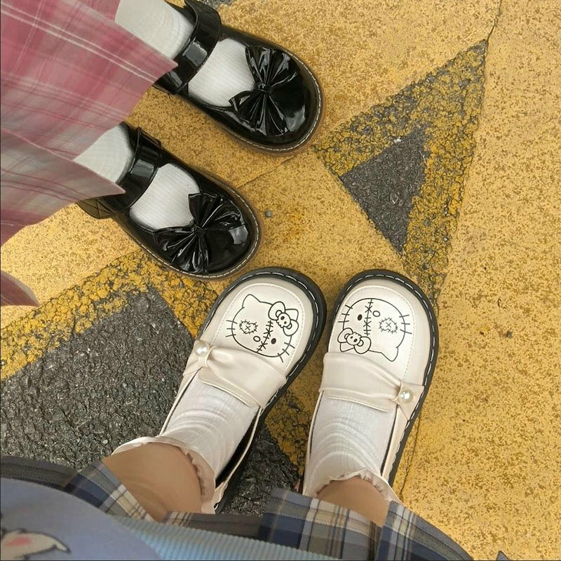 Hello Sepatu Kitty JK รอบหัวญี่ปุ่นเกาหลีสไตล์ส้นแบนรองเท้าหนังนุ่มผู้หญิงนักเรียนแฟชั่นนอกรองเท้าโลลิตา