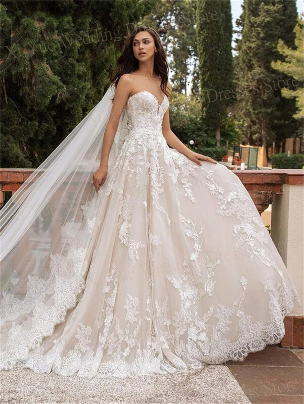 Romantyczne tiulowa suknia ślubna koronkowe aplikacje bez ramiączek bez rękawów suknie panny młodej dla kobiety na dworku kwiatowym