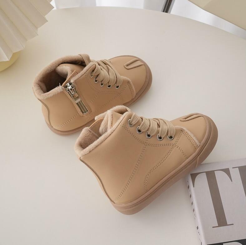 Детские ботинки с искусственным разрезом осень-зима 2024 плюшевые высокие ботинки с мягкой подошвой для мальчиков и девочек повседневная спортивная обувь из натуральной кожи