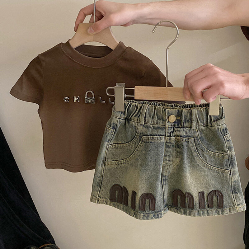 Koreańska wersja dziecięcej letniej sukienki nowy dziewczęcy garnitur dla dzieci zagraniczne litery t-shirt z krótkim rękawem jeansowa spódniczka tide90-140cm