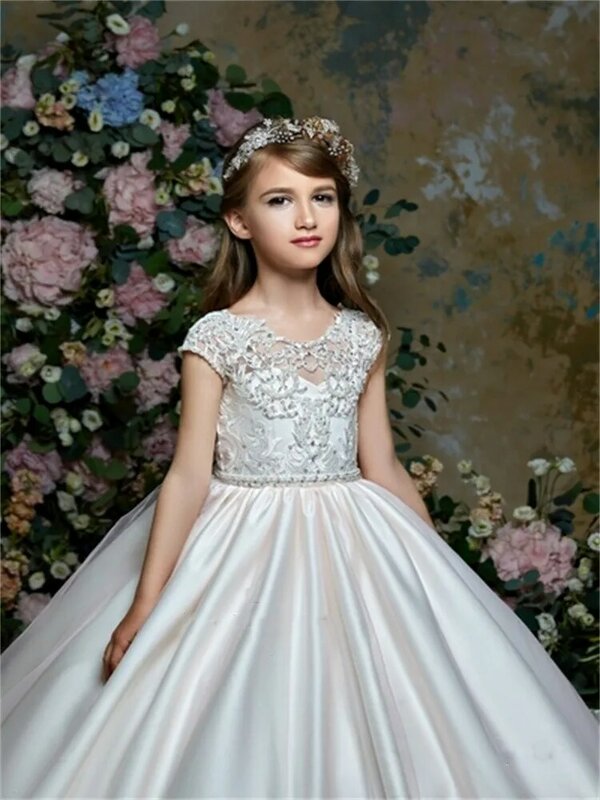 결혼식을 위한 꽃의 소녀 드레스, 짧은 소매 레이스 아플리케 새틴 푹신한 바닥 길이 소녀 첫 번째 거룩한 친교 공주 드레스