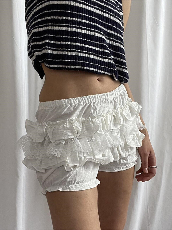 Pantalones cortos de encaje Lolita blancos para mujer, cintura elástica en capas, pantalones cortos casuales de Color sólido, ropa de calle diaria, Verano